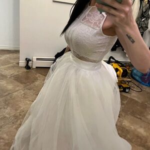 Stunning wedding dress. Comes with two pieces, fitted guess dress